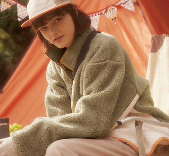 Woman wearing Baoli fleece jacket outdoors